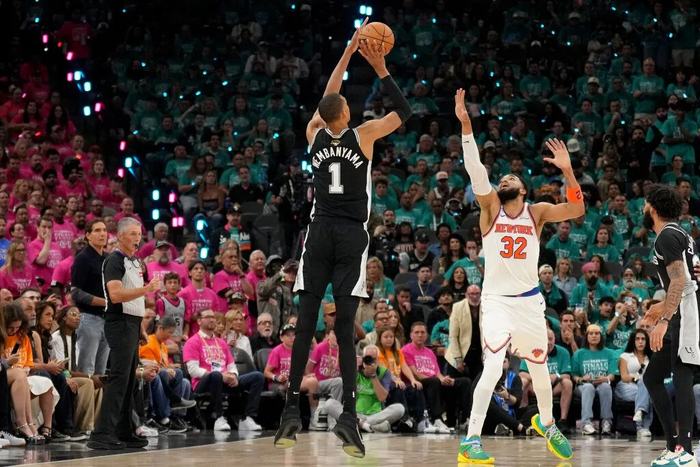世界杯客户端升级说明-NBA|布伦森带伤轰下30+3,尼克斯取得总决赛开门红|马刺|三分球|唐斯|圣安东尼奥马刺队|纽约尼克斯队_新浪体育_新浪新闻