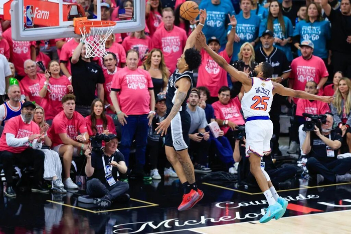 世界杯客户端升级说明-NBA|布伦森带伤轰下30+3,尼克斯取得总决赛开门红|马刺|三分球|唐斯|圣安东尼奥马刺队|纽约尼克斯队_新浪体育_新浪新闻