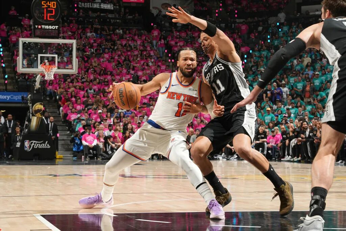 世界杯客户端升级说明-NBA|布伦森带伤轰下30+3,尼克斯取得总决赛开门红|马刺|三分球|唐斯|圣安东尼奥马刺队|纽约尼克斯队_新浪体育_新浪新闻